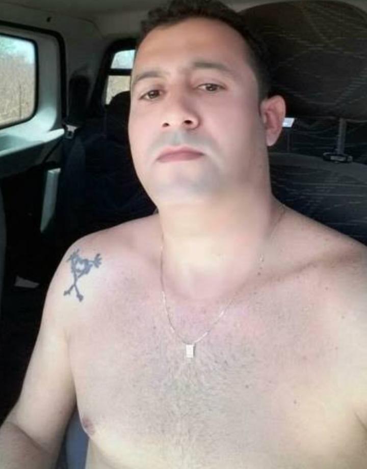 Homem Morto Enquanto Cortava O Cabelo Em Picos