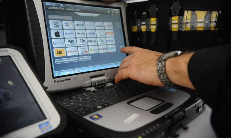 Rio de Janeiro - Equipamentos para perícia em crimes de infomática (aparelhos para capturar dados de celulares e computadores)expostos em seminário nacional para peritos que acontece na Cidade da Polícia, zona norte da cidade.