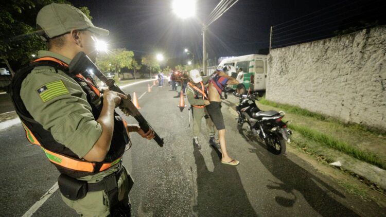 Polícia realizando abordagem