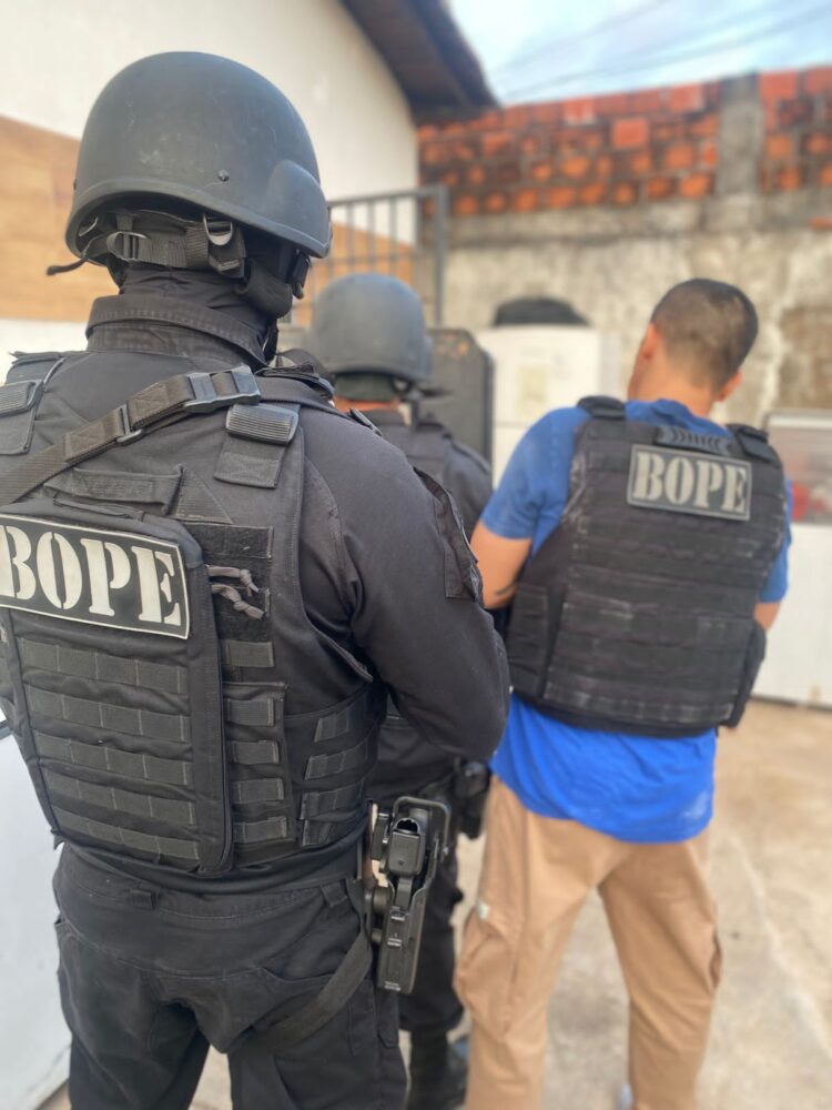 Policiais em frente a casa do sequestrador 